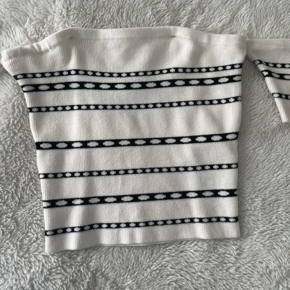 ***SOLD****GUESS Off the Shoulder Top π - Picture 7 of 7